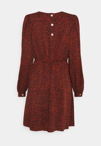 Robe rouge rouille avec des taches de léopard noires, manches longues bouffantes, taille cintrée et trois boutons blancs dans le dos.