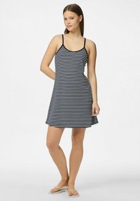 Joslaina bez piedurknēm ar svītrām tumši zilā un baltā krāsā, ar izplestu siluetu un regulējamiem siksniņām. Viegls audums ar gludu tekstūru.