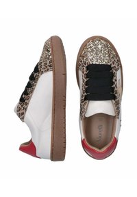 Sneakers bianchi con dettagli in stampa leopardata e glitter dorato sulla punta. Lacci neri, tacco rosso e suola marrone. Materiali testurizzati in evidenza.