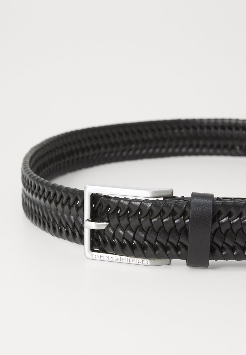 Cintura in pelle intrecciata nera con una fibbia in metallo argentato. Presenta una texture liscia e un logo impresso sulla fibbia.