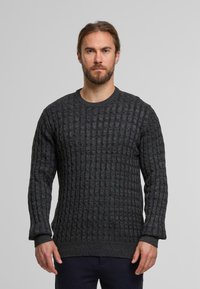 Dunkelgrauer, gestrickter Pullover mit einem strukturierten Zopfmuster, langen Ärmeln und rundem Halsausschnitt. Der Stoff wirkt weich und hat gerippte Bündchen sowie einen gerippten Saum.