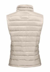 Gilet rembourré beige, sans manches, doté d'un col montant et d'un design matelassé horizontal. Texture lisse avec un léger éclat. Vue arrière épurée.