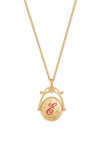 Zlatý náhrdelník s oválnym zámkom, na ktorom je dekoratívne červené písmeno "E" a hviezdne vzory, zavesený na textúrovanejšom reťazci.