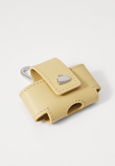 Gelber Lederkartenhalter mit Klappenverschluss, silberner Hardware und sichtbaren Nähten. Verfügt über zwei Öffnungen für den Zugang. Kompaktes Design.