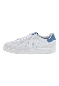 Zapatillas deportivas blancas con acentos de ante gris, diseño perforado en los laterales, cordones blancos y una lengüeta azul en el talón; suela de goma.