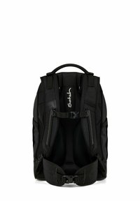 Schwarzer Rucksack mit gepolsterten Trägern, Mesh-Oberfläche, verstellbaren Schnallen und robustem Design. Das Markenlogo ist auf der Rückseite angebracht.