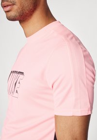 Nike Performance ACADEMY 23 TOP GX H - T-Shirt sport - sunset pulse/black