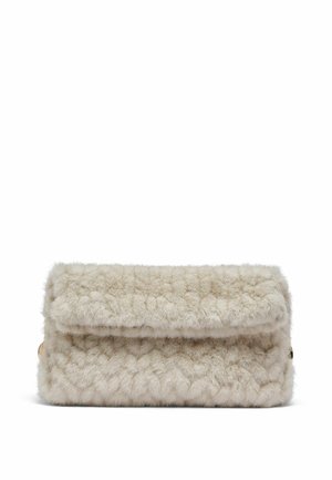 Borsa clutch rettangolare beige rivestita in morbida pelliccia soffice e testurizzata con chiusura a patta.