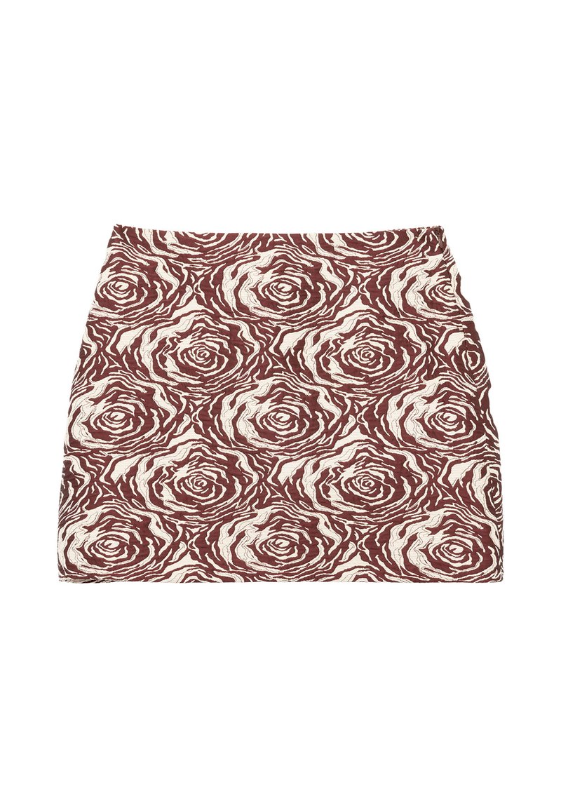Falda corta con un patrón floral de rosas en color burdeos y crema, tejido texturizado con una silueta ajustada y cinturilla elástica.