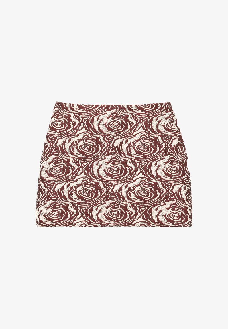 Falda corta con un patrón floral de rosas en color burdeos y crema, tejido texturizado con una silueta ajustada y cinturilla elástica.