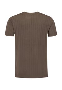 Bruine T-shirt met korte mouwen en ribbelstructuur, met een ronde halslijn en rechte zoom. Eenvoudig ontwerp, geen zichtbare versieringen.
