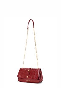 Borsa a mano sintetica rossa con motivi in rilievo, tracolla a catena dorata e chiusura magnetica. Presenta una chiusura a patta e dettagli con il logo.