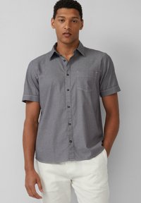 Korte mouwen, knoopshirt van donkergrijze stof met een subtiele textuur, voorzien van een borstzak en contrasterende donkere knopen.