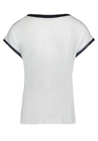 Camiseta blanca de manga corta con cuello y acentos en las mangas de color azul marino; fabricada con un tejido suave y flexible; textura lisa y ajuste casual.