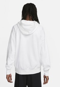 Witte hoodie met een buidelzak, capuchon met trekkoord en geribbelde boorden. Gemaakt van zachte stof met een gladde textuur en een casual ontwerp.