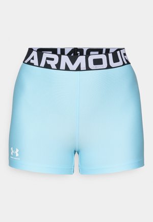 Shorts sportivi azzurri chiari con vita nera che presenta il testo bianco "ARMOUR". Il materiale sembra liscio con un design aderente. Logo di Under Armour visibile.