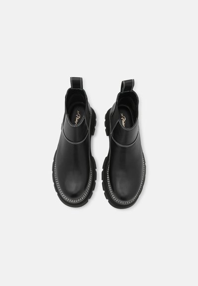 Μαύρες δερμάτινες μπότες αστραγάλου με στρογγυλή μύτη, ελαστικές πλευρικές πάνες και υφή από καουτσούκ στην σόλα. Διαθέτουν λευκή ραφή κατά μήκος της ανώτερης άκρης.