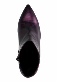 Botte de cheville en cuir violet avec un bout pointu, texture lisse et coutures visibles. Dispose d'une fermeture éclair sur le côté pour l'enfilage.