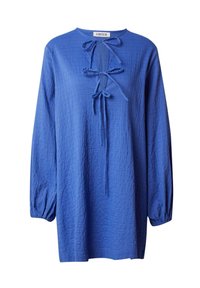 Blaues Langarmkleid aus strukturierter Stoff. Verfügt über einen runden Halsausschnitt und eine gebundene Vorderseite mit zwei Schleifen. Lockerer Schnitt und entspannter Silhouette.
