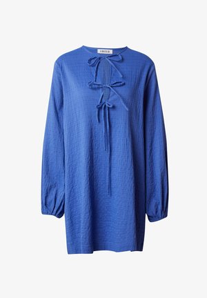 Blaues Langarmkleid aus strukturierter Stoff. Verfügt über einen runden Halsausschnitt und eine gebundene Vorderseite mit zwei Schleifen. Lockerer Schnitt und entspannter Silhouette.