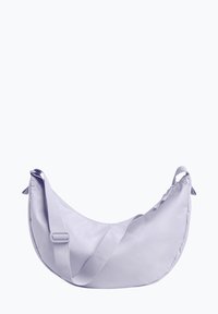 Borsa hobo in lavanda chiaro, realizzata in tessuto liscio. Presenta una tracolla ampia e una forma a mezzaluna distintiva con minimi dettagli di cucitura.