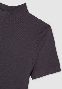 Ciemnoszara, prążkowana, krótko rękawowa koszulka z kołnierzem typu mock neck, prezentowana na jednolitym jasnym tle.