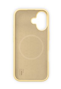 Gul telefonveske med en glatt, matt overflate, med utskjæringer for kamera og knapper, samt et sirkulært mønster for kompatibilitet med trådløs lading.