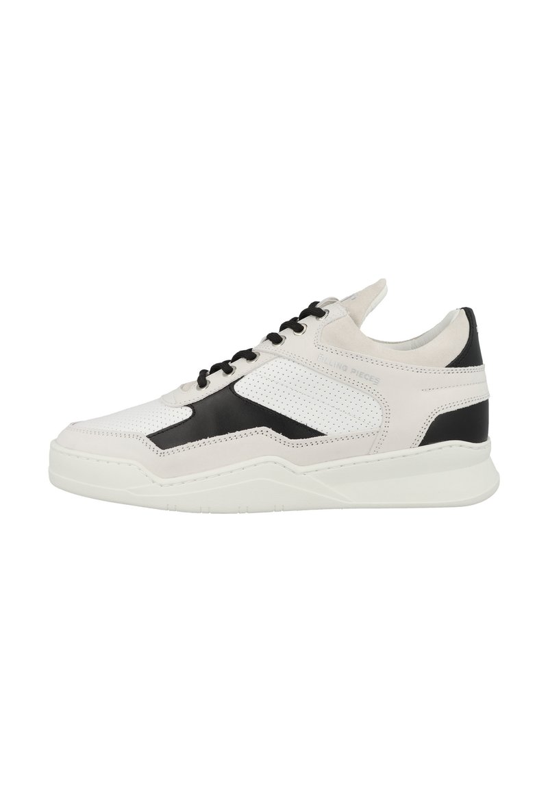 Vit och svart sneaker med läder- och mockamaterial, perforerad design, snörning och en strukturerad vit sula.