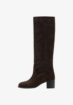 Bruine suède kniehoog laars met een vierkante neus en blokhak. Gladde textuur en minimale stikdetails aan de buitenkant.