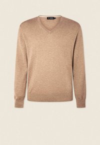 Pull en laine marron clair à col en V et manches longues avec poignets et ourlet côtelés sur un fond neutre uni.