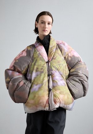 Puhasti kaputac s cvjetnim uzorkom u pastelnim nijansama, oversized kviltani dizajn i šal ovratnik s kopčama na vezanje.