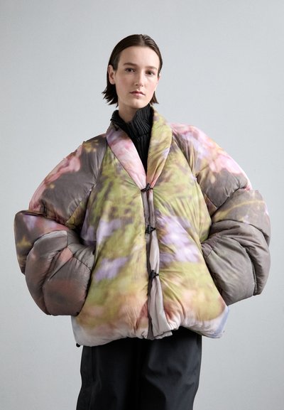 Puffa bunda s květinovým vzorem v pastelových odstínech, oversized prošívaný design a šálový límec se zapínáním na toggl.
