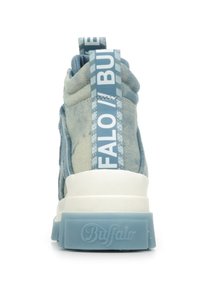 Tenisi înaltă din denim albastru cu un material texturat, talpă albă și o curea de marcă albastră etichetată "BUFFALO." Talpă exterioară din cauciuc neted.