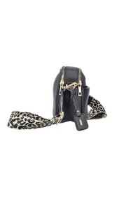 Sort pebret læder crossover-taske med guld lynlåse, justerbar rem med leopardprint og et sort lædermærke med guldtryk.