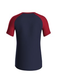 Chemise à manches courtes avec un corps bleu marine et des manches raglan rouges, dotée d'un col rond et d'une texture de tissu lisse. Sans logos ni motifs visibles.