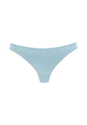 Hellblaue nahtlose Damen-String mit schmalem Bund und glattem Stoff auf weißem Hintergrund.