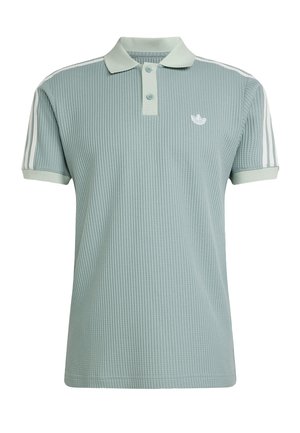 Hellgrünes Polohemd mit Struktur, kurzen Ärmeln, Zwei-Knopf-Leiste, drei weißen Streifen auf den Schultern und kleinem weißem Logo auf der Brust.