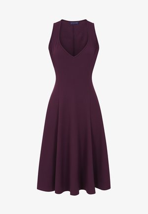 Hihattomassa syvään V-muotoiseen kaula-aukkoon varustetussa mekossa on rikas purppuranvärinen kangas, liehuva A-linjainen muoto, sileä pinta ja polveen ulottuva pituus, yksinkertainen ja siisti muotoilu.