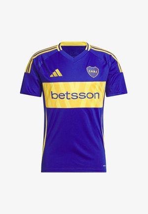Le maillot de football Adidas bleu et jaune présente un design col en V, avec une bande jaune et le logo "betsson" sur la poitrine ainsi que l'emblème de l'équipe.