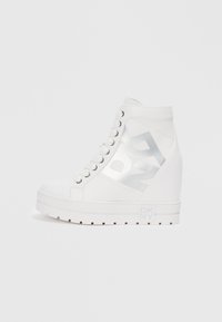 Wybrany, white/silver-coloured