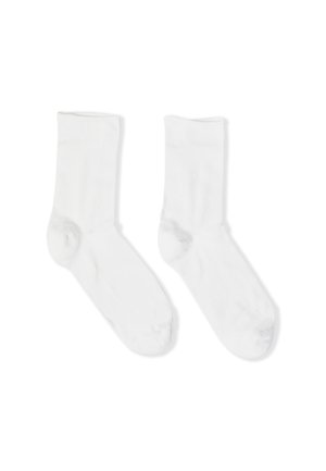 Weiße Baumwollsocken mit glatter Textur, in Crew-Länge und verstärkter Zehenpartie. Keine Muster oder Akzente. Geeignet für die Freizeit.