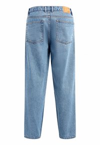 Jeans de mezclilla azul claro, diseño de pierna recta, cintura a media altura, dos bolsillos traseros y una etiqueta de cuero en la cintura.