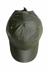 Gorra de color verde oliva fabricada con un material liso y brillante, con una visera curvada, orificios de ventilación y detalles de costura en contraste.