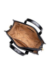 Černá kožená kabelka se dvěma držadly, uzavíráním na zip a béžovým vnitřkem s potištěným logem. Uvnitř několik přihrádek.