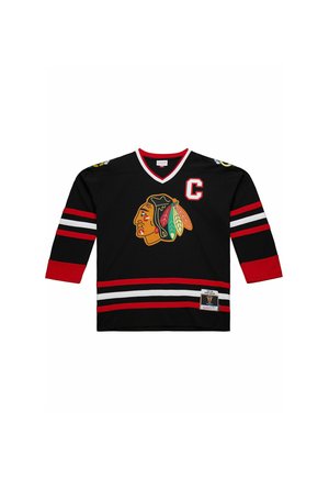 Schwarzes Eishockey-Trikot mit roten und weißen Streifen, das ein Logo eines amerikanischen Ureinwohner-Kopfs und ein rotes "C" Captain-Patch auf der Brust zeigt.