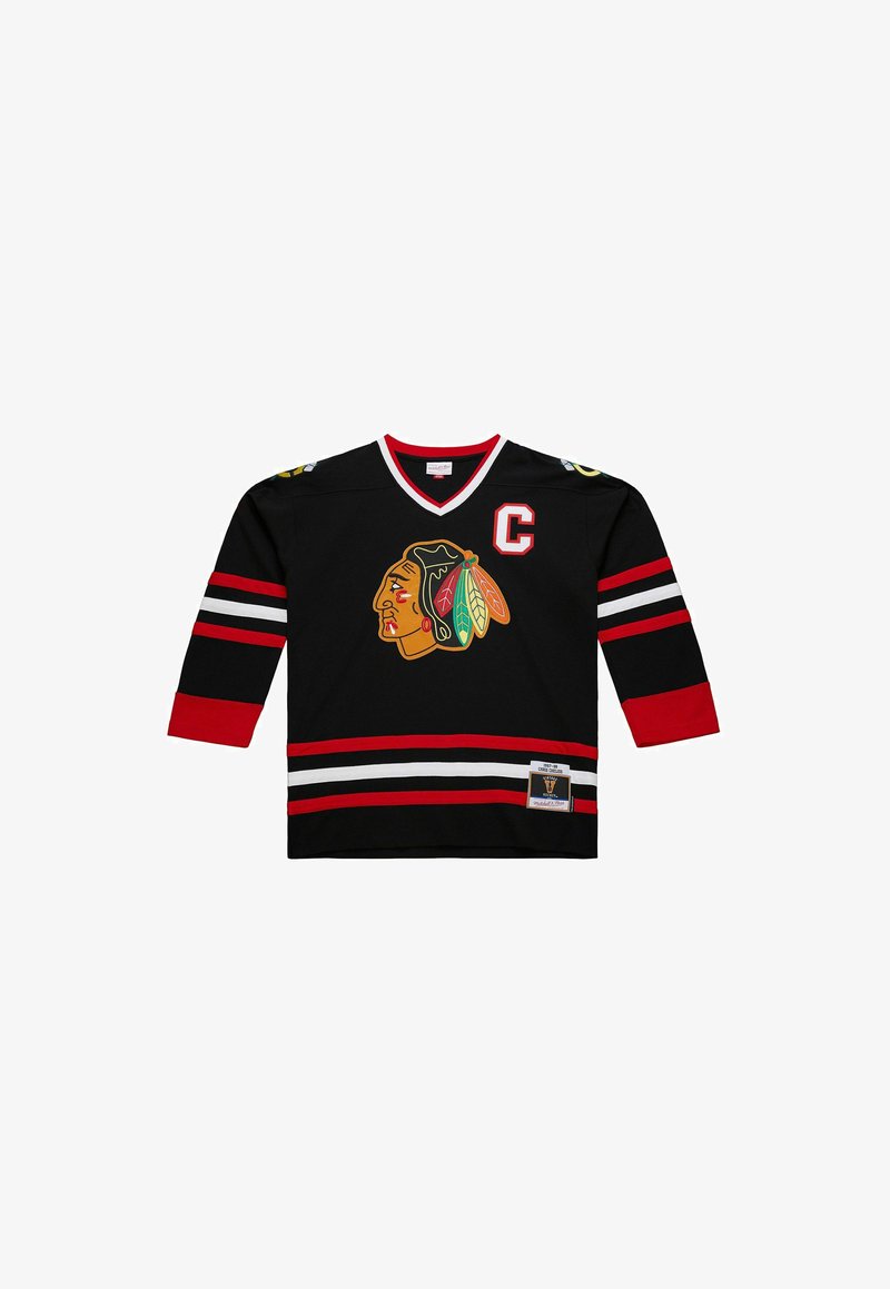 Schwarzes Eishockey-Trikot mit roten und weißen Streifen, das ein Logo eines amerikanischen Ureinwohner-Kopfs und ein rotes "C" Captain-Patch auf der Brust zeigt.