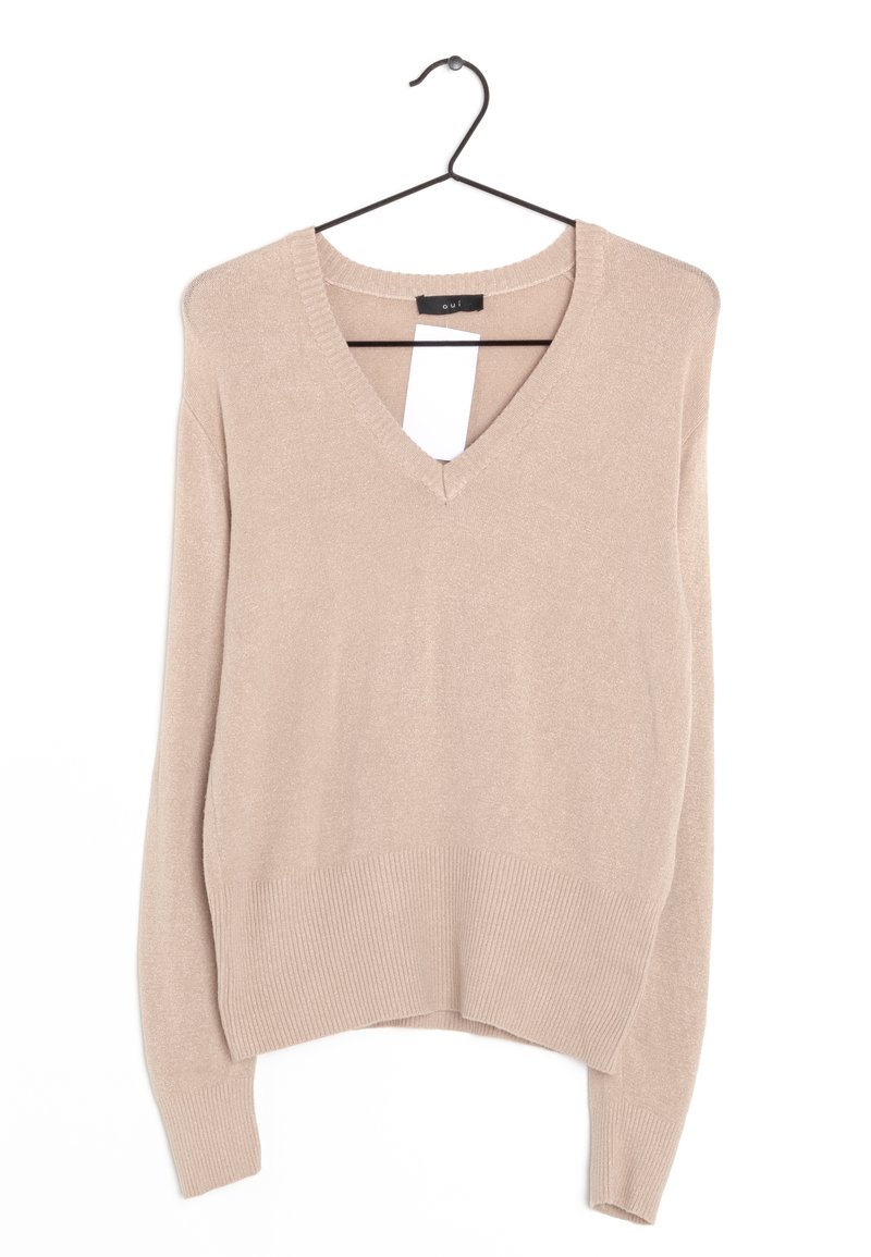 Pull en V couleur beige à manches longues avec ourlet et poignets côtelés, suspendu sur un cintre noir contre un fond blanc.