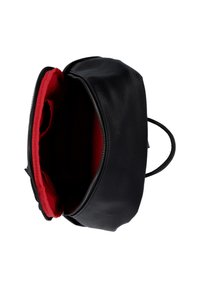 Sac à dos en cuir noir avec une surface texturée, fermeture éclair et un intérieur rouge vif. Comprend des compartiments rembourrés et une poignée supérieure.