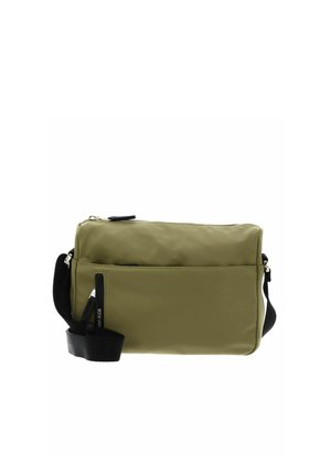 Sac bandoulière rectangulaire vert olive avec poche avant et bandoulière noire réglable sur fond blanc.