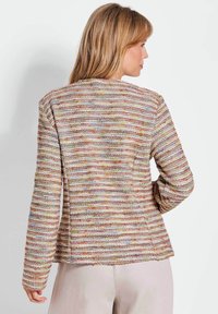 Gelaagde multi-kleurige jas met lange mouwen, voorzien van een gestreept patroon in pasteltinten en een rechte snit aan de onderkant.